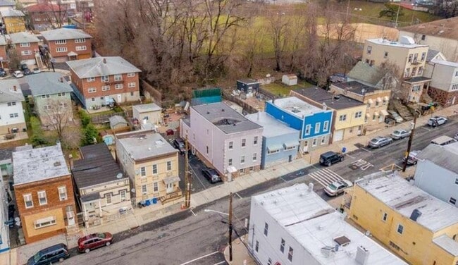 Building Photo - 1316 44th St