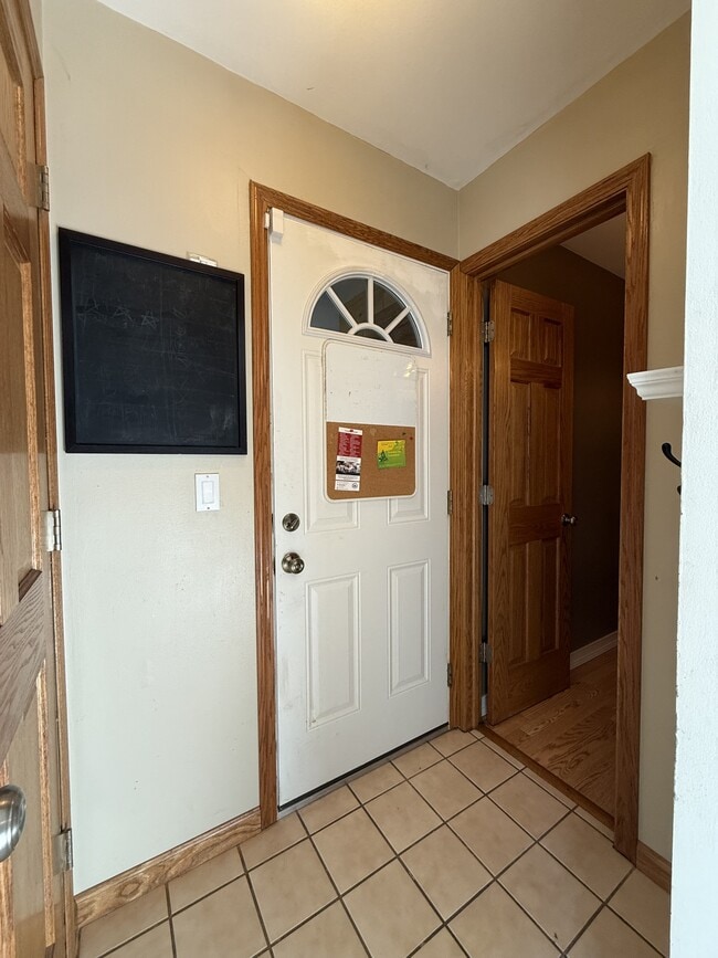 Building Photo - 2447 Roanoke Dr