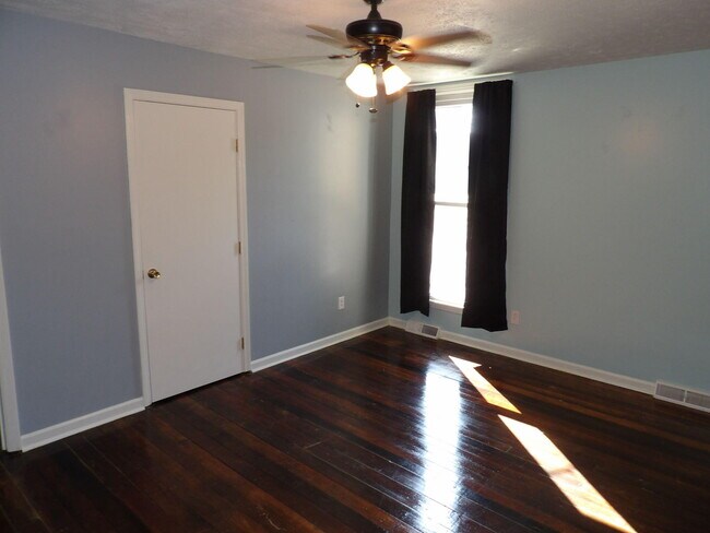 Building Photo - 604 Taylor Ave