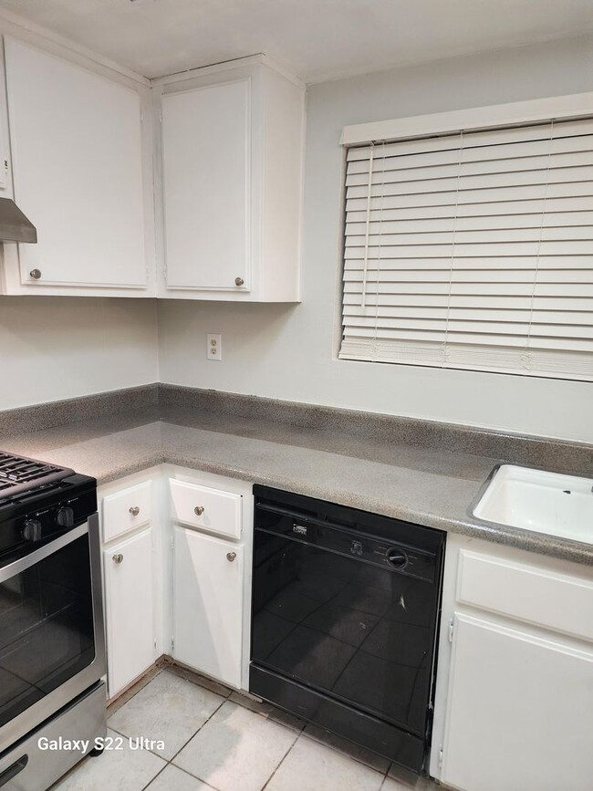 Building Photo - 2 Bedroom 1 Bathroom Apartment with 1 Car ...