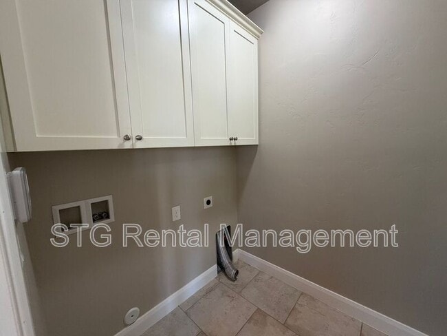 Building Photo - 469 E Barcelona Dr