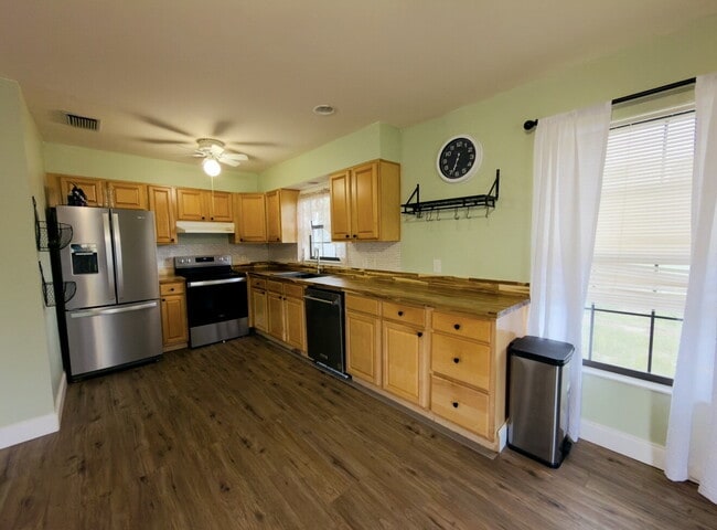 Building Photo - Large 2 Bedroom PSJ