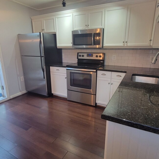Building Photo - Beautifully Maintained Townhome in Downtow...