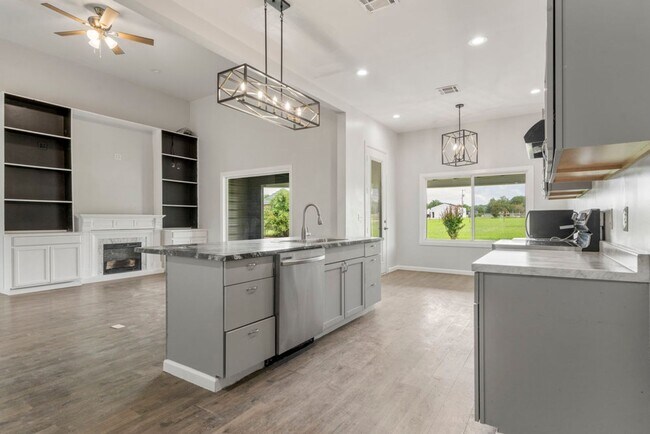 Building Photo - Modern Comfort on 1 Acre in Coweta – Available Now!