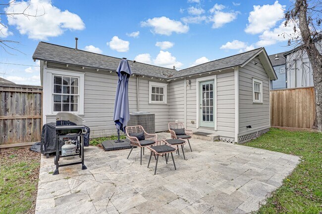 Building Photo - 1004 Lawrence St