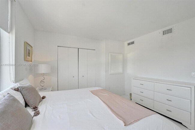 Building Photo - 2600 E Hallandale Beach Blvd
