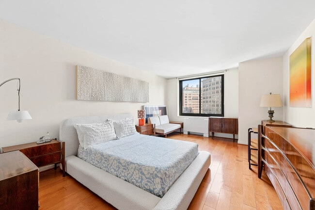 Building Photo - 40 E 94th St
