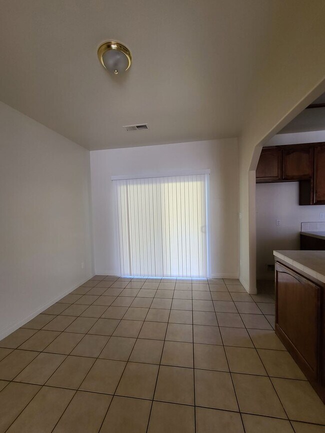 Building Photo - 4/2 bathroom located close to schools, sho...