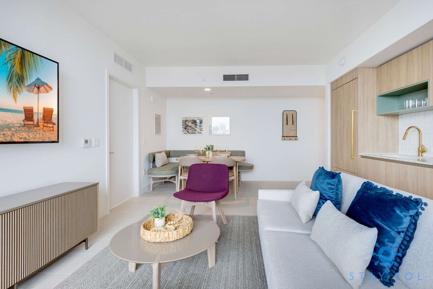 Building Photo - 601 NE 1st Ave