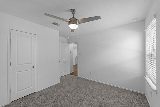 Building Photo - 3038 Lake Crest Dr