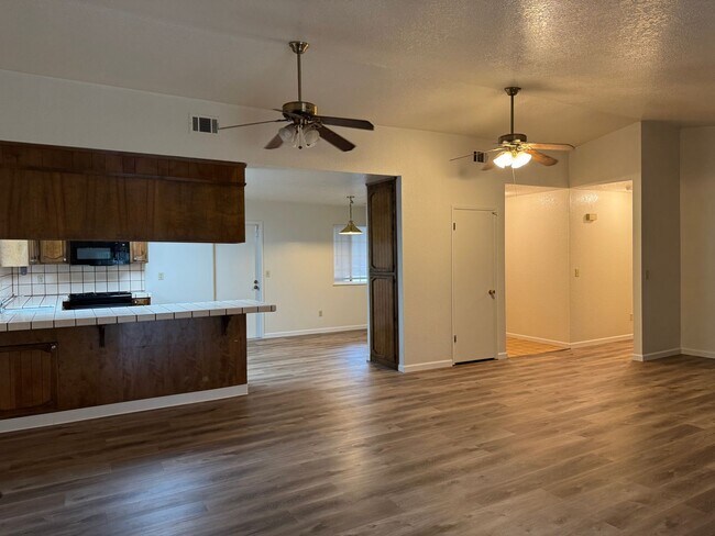 Building Photo - Large Three Bed, Two Bath Home in Stonewood Estates