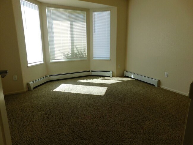 Building Photo - Spacious Home in Dove Creek Sub-Division