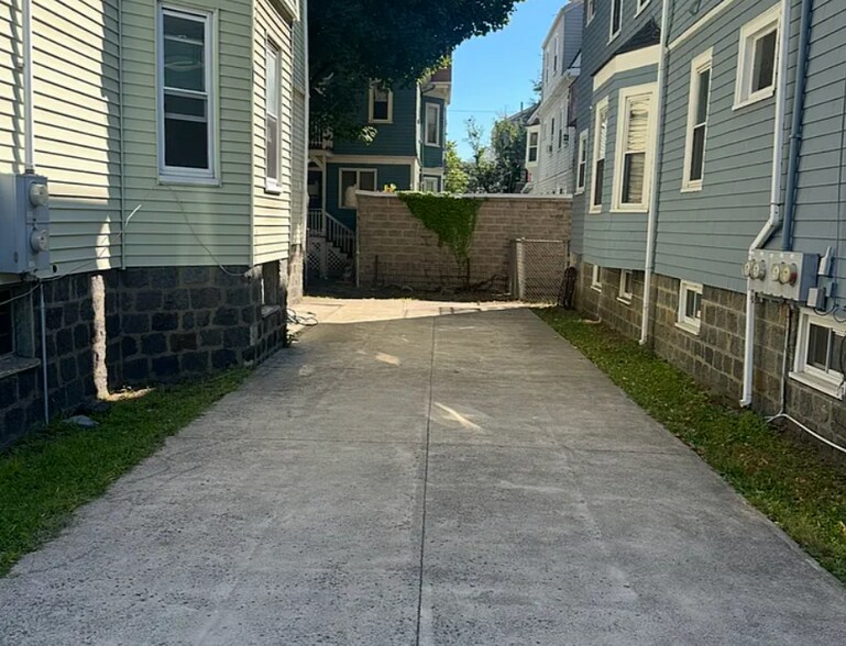 Building Photo - 183 College Ave