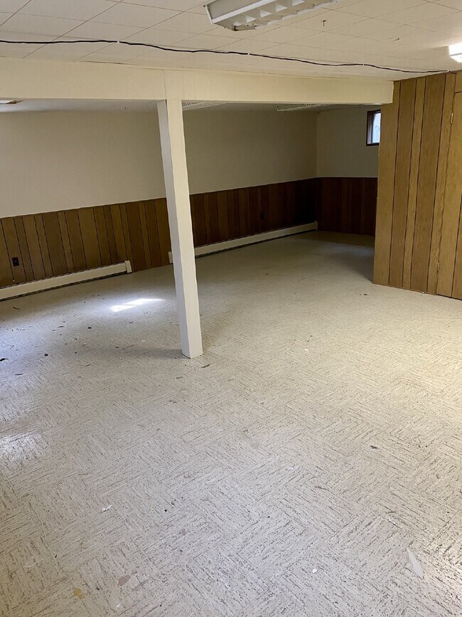 Building Photo - Don't miss out on this 5 bed 2.5 bath hous...