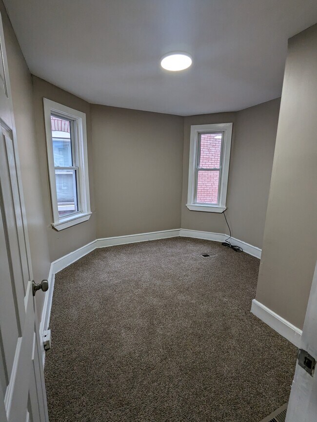 Building Photo - 5 W 27th St