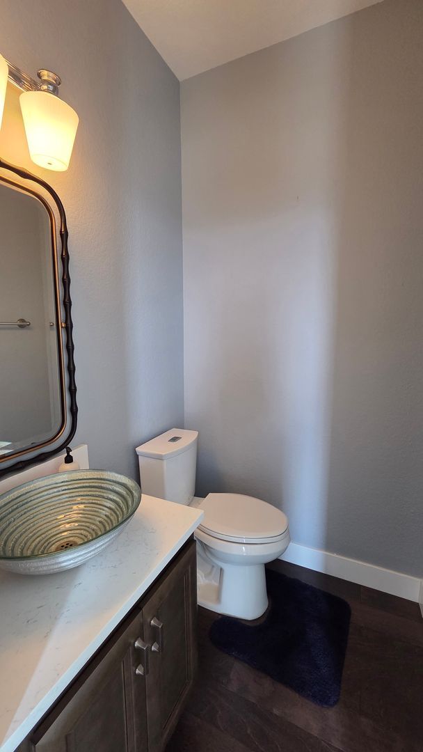 Building Photo - Modern 4 Bedroom 5 Bath Townhome - With Lots of Natural Light and Great Views!