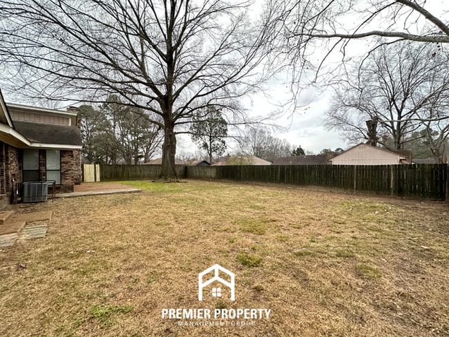 Building Photo - Spacious 3BR/2BA Memphis Home w/ Vaulted Ceilings, Fireplace & 2-Car Garage