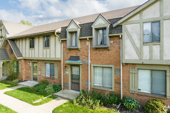 Building Photo - Tudor Gardens
