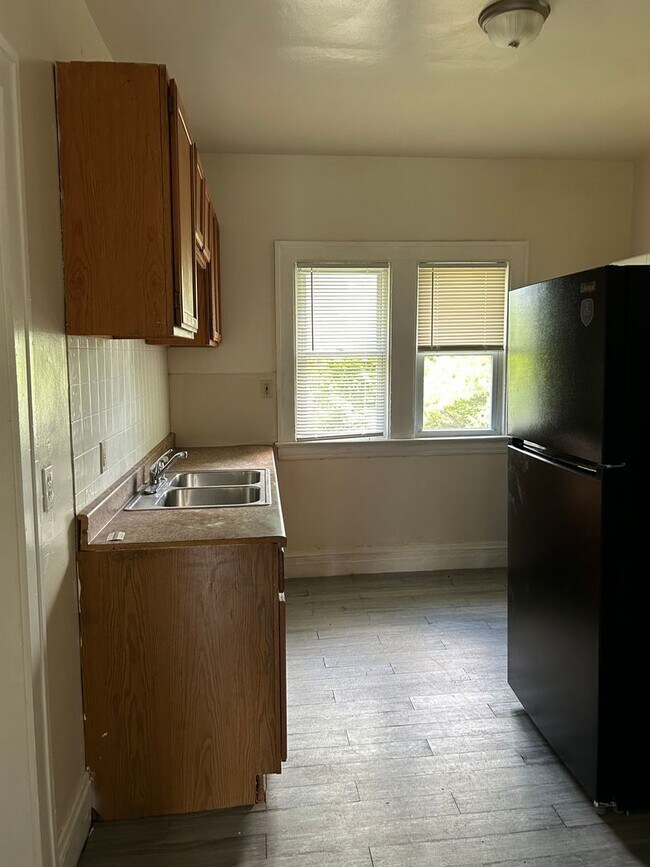 Building Photo - Spacious 3-Bedroom, 2-Bath First Floor  Ap...