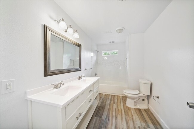 Building Photo - 914 Coachlight Dr