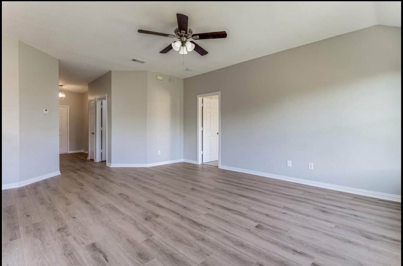 Building Photo - 513 Creekside Dr