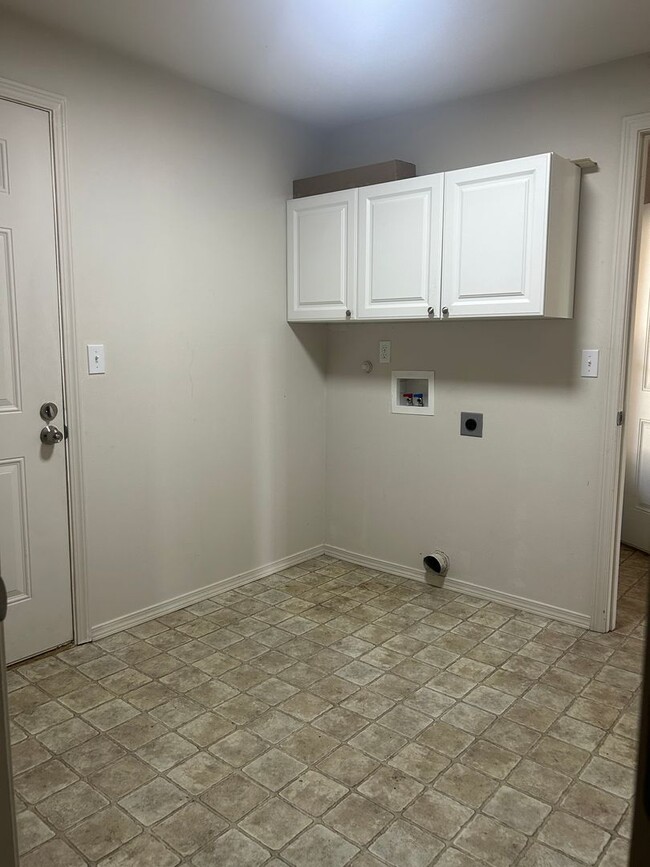 Building Photo - *OPEN HOUSE  5/2/25*