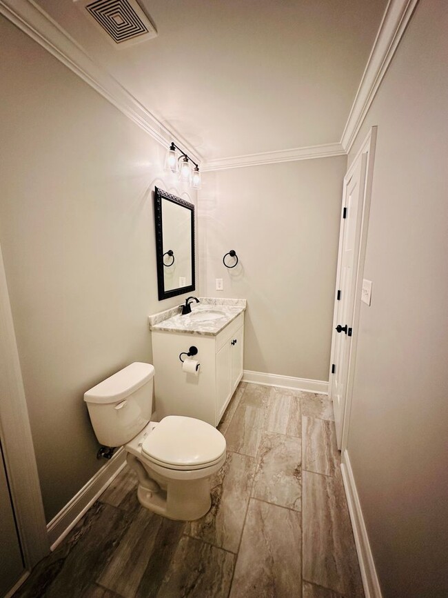 Building Photo - 202 Landings Pointe Ln