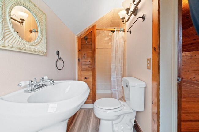 Building Photo - Updated 3-Bed, 2-Bath Home on Private Road...