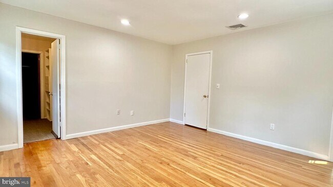 Building Photo - 396 Riverside Dr