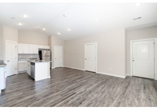 Building Photo - 596 E Martens Ct