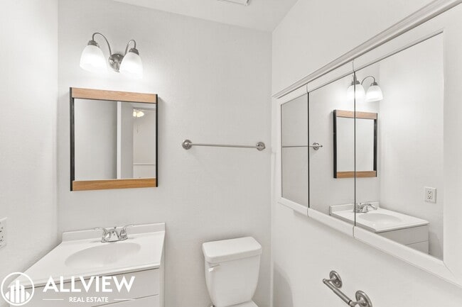 Building Photo - Updated 2 Bed, 1.5 Bath Condo in Gated Crosspointe Village