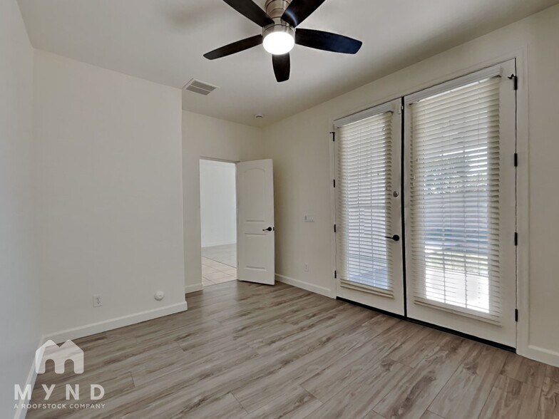 Building Photo - 14535 W Port Royale Ln