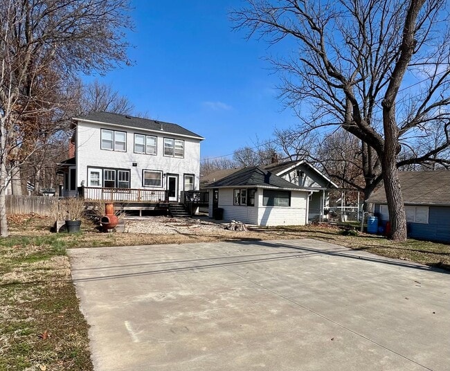 Building Photo - Huge Home Full of Character in the heart of MHK