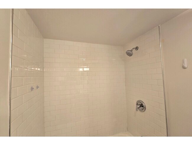 Building Photo - 732 W Roscoe St