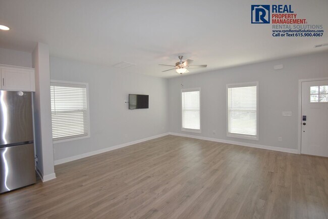 Building Photo - Beautiful, modern 4 bdrm home with attache...