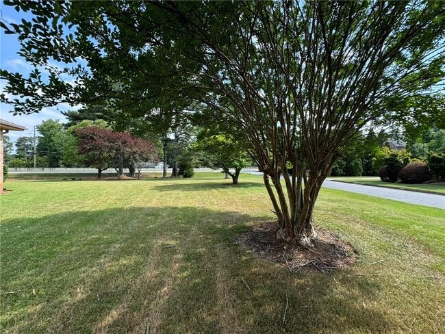 Building Photo - 5005 Lower Roswell Rd