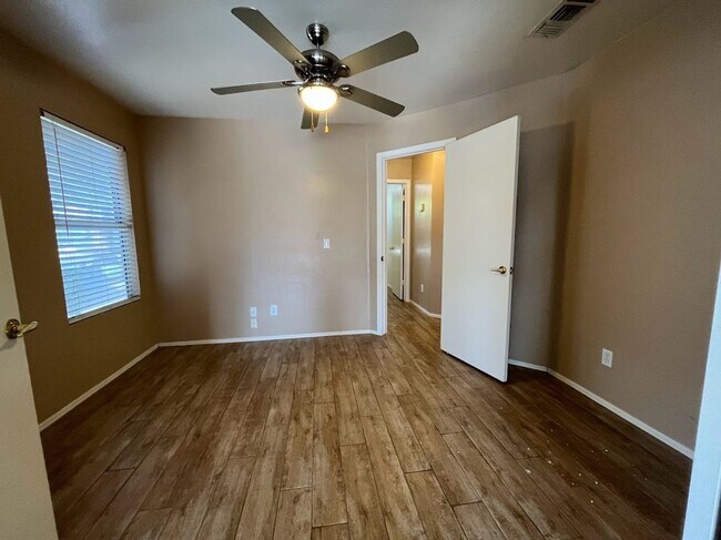 Building Photo - 2 BEDROOM PLUS DEN NEAR ARROWHEAD SHOPS