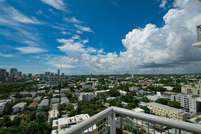 Building Photo - 10 SW South River Dr