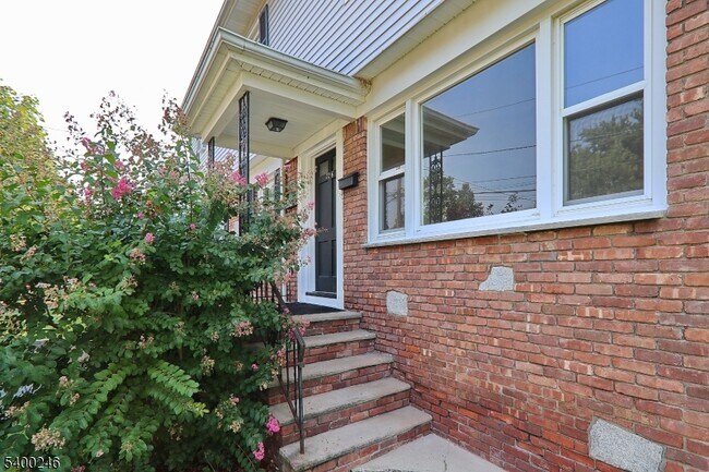 Building Photo - 726 Gates Terrace