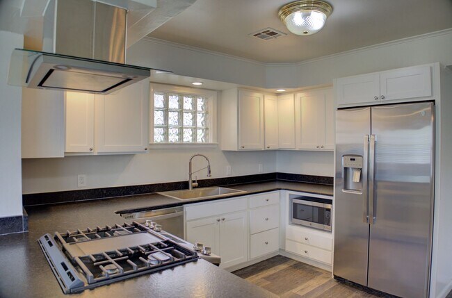 Building Photo - Well Maintained Midtown Home