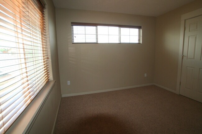 Building Photo - Single Family home in the heart of town!