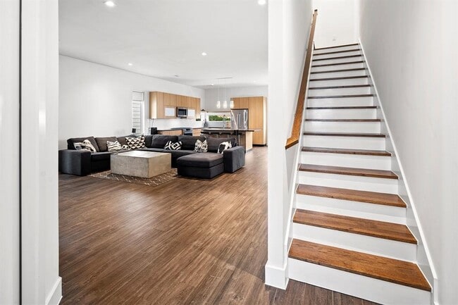 Building Photo - 5511 Paraiso Pl