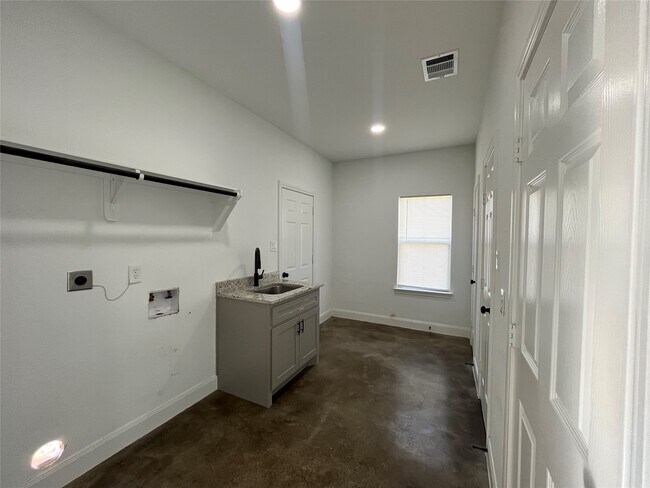 Building Photo - 30023 Rosebud St