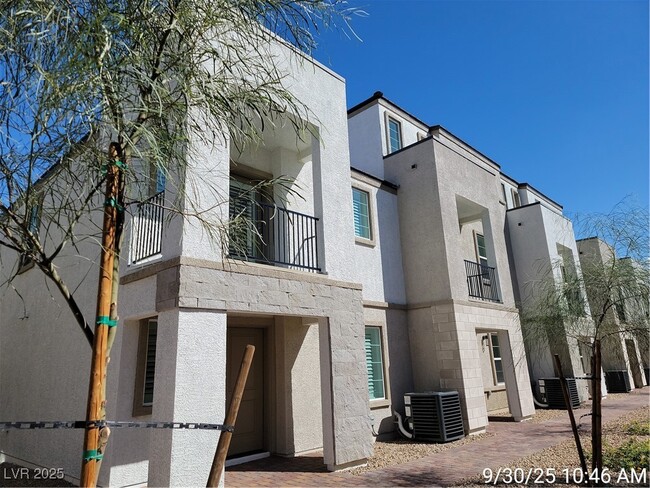 Primary Photo - 8671 Luxuriant Ave