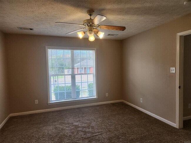 Building Photo - 812 Joan Ln