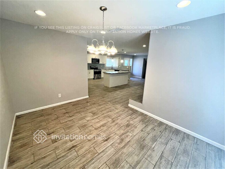 Building Photo - 943 E Manhatton Dr