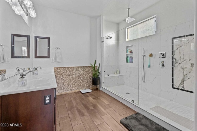 Building Photo - Las Brisas Beauty