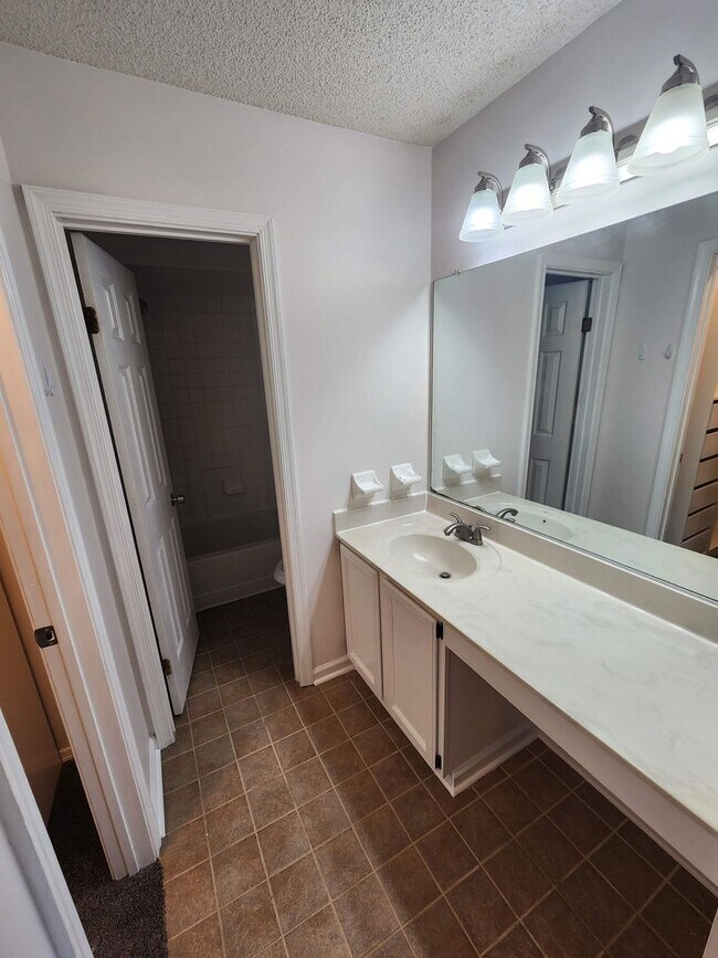 Building Photo - 4 Bedroom Home in Sought Out Neighborhood ...
