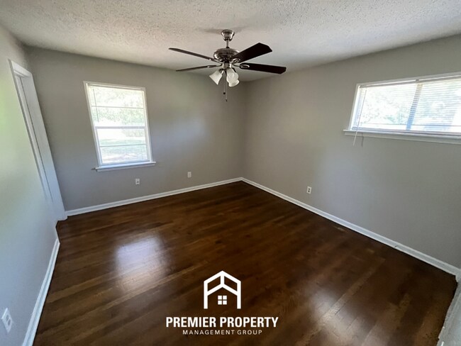 Building Photo - Charming 3BR/1.5BA in Whitehaven | Hardwood Floors & 1-Car Garage