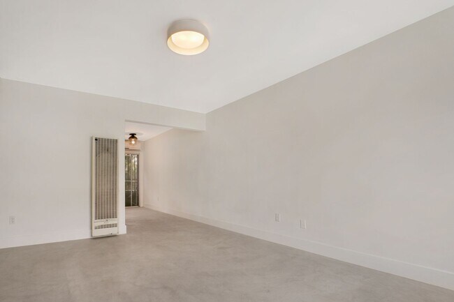 Building Photo - 2 Bed / 1 and 1/2 Bath Townhouse in Highla...